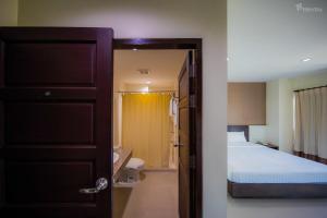 Postel nebo postele na pokoji v ubytování Phavina Hotel Rayong SHA Extra Plus