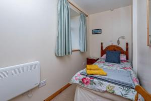 Un pat sau paturi într-o cameră la Ysgubor