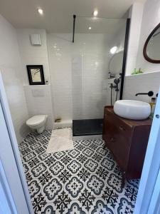 a bathroom with a sink and a toilet at Calme & jolie maison près de Paris in Nanterre