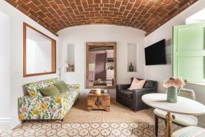 Vila Nova da Baronia的住宿－The Green House Alentejo by Santiago de Alfama，客厅配有沙发和桌子