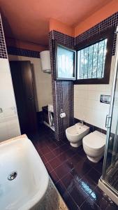 baño con 2 aseos y lavamanos en Salento Villa Ninella, en Arnesano