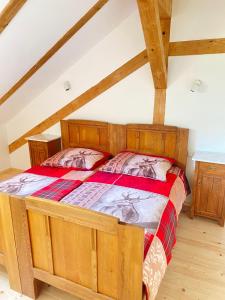 um quarto com uma cama de madeira num sótão em Apartment Steinwänd Top 8 em Grünau im Almtal