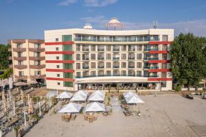 een luchtzicht op een hotel met tafels en parasols bij Hotel Hawaii in Mamaia