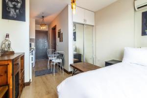 una camera con letto e tavolo e una cucina di Central Flat with Amazing City View in Atasehir a Istanbul