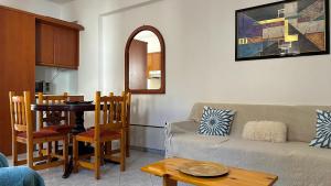 sala de estar con sofá y mesa en Kagiabis' Home, en Gouves
