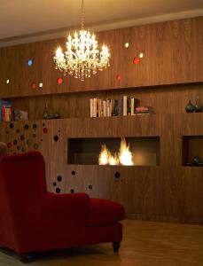 - un salon avec un canapé rouge et un lustre dans l'établissement Park Plaza Berlin, à Berlin