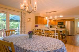cocina y comedor con mesa y cocina y comedor en 132 Hooppole Road Mashpee Indra Cottage, en Mashpee