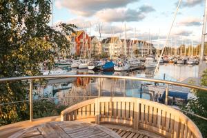 widok na przystań z łodziami w wodzie w obiekcie slube am Yachthafen Greifswald w mieście Greifswald