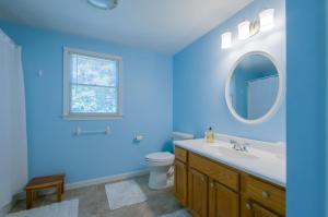 Un baño azul con lavabo e inodoro. en 132 Hooppole Road Mashpee Indra Cottage, en Mashpee 33 fotos más