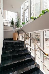 eine Treppe in einem Gebäude mit Pflanzen in der Unterkunft Arcadia Gold in Odessa
