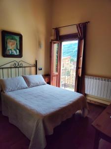 a bedroom with a large bed and a window at Hotel Doña Gaudiosa in Pola de Lena