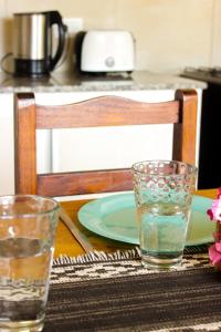 un tavolo con un piatto e due bicchieri sopra di Altos Del Molino a Trevelin