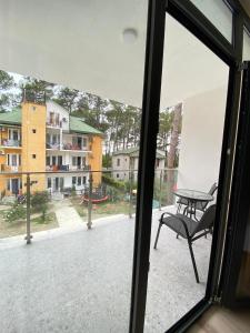 夏克班提維的住宿－Panorama Bajo Shekvetili，透过玻璃窗可欣赏到庭院景色。