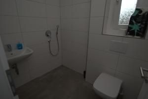 une salle de bain avec une douche, des toilettes et un lavabo dans l'établissement AB Stuttgart Untertürkheim, à Stuttgart