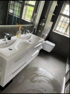 ロンドンにあるWandsworth, South London Deluxe King Room 4の白い洗面台とトイレのあるバスルーム +17枚の写真