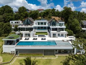 vista aerea di una casa con piscina di Villa Arun a Phuket
