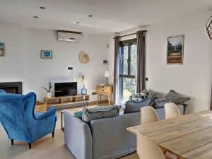 a living room with a couch and a table at Villa Barcelona en Olivella in Olivella