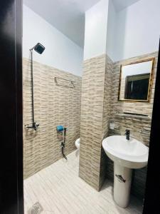 W łazience znajduje się umywalka, prysznic i toaleta. w obiekcie Noors B&B w mieście Islamabad