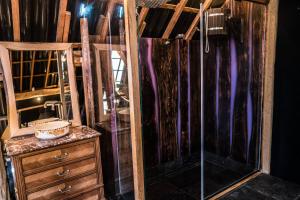 baño con ducha de cristal y tocador de madera en Grange Du 19eme Avec Wellness, 