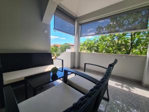 salon z kanapą i krzesłem w obiekcie Apartments Ankora Vir w mieście Vir