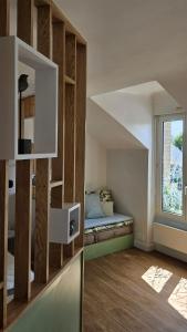 Kleines Zimmer mit einem Bett und einem Fenster in der Unterkunft Au 47, côté cour in Reims