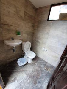 La salle de bains est pourvue de toilettes et d'un lavabo. dans l'établissement Mirador Casa Blanca Campestre, à Tibasosa