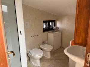 een badkamer met een toilet en een wastafel bij Casa vacanze SOLAR in Poggiomarino