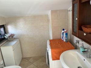 een kleine badkamer met een wastafel en een toilet bij Casa vacanze SOLAR in Poggiomarino