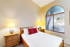 une chambre avec un lit et une grande fenêtre dans l'établissement Tucson National #8689, à Tucson 24 autres photos