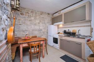 Η κουζίνα ή μικρή κουζίνα στο Apartment Galeriana Palace by Litto