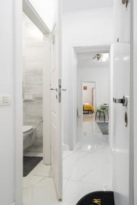 biała łazienka z wanną i umywalką w obiekcie Light-Monza-Unirii w Bukareszcie