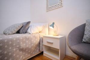 Ένα ή περισσότερα κρεβάτια σε δωμάτιο στο Apartment Galeriana Palace by Litto