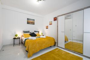 Schlafzimmer mit einem Bett und einem Glasschrank in der Unterkunft Light-Monza-Unirii in Bukarest