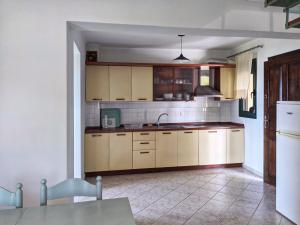 Kuchyňa alebo kuchynka v ubytovaní Spacious Holiday House with Shared Pool + 16 fotografií