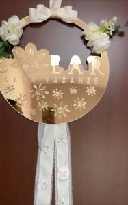 een taart met bloemen en een bord met haar bij Casa vacanze SOLAR in Poggiomarino