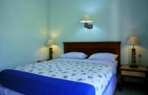 Postel nebo postele na pokoji v ubytování D' Kubu Pratama Homestay