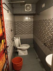 La salle de bains est pourvue de toilettes et d'un lavabo. dans l'établissement Peace and love stay, à Alappuzha