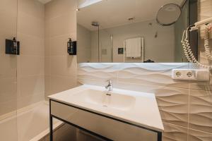 A bathroom at Ibis Styles Figueres Ronda