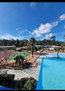 uitzicht op een zwembad in een resort bij sweet mobil-home in Lège-Cap-Ferret