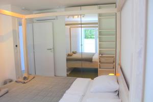 - une petite chambre avec un lit et un miroir dans l'établissement Landhaus Anton, 