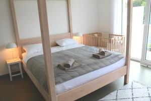 - une chambre avec un lit en bois et 2 oreillers dans l'établissement Landhaus Anton, 