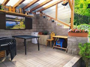 patio con mesa y cocina con techo en Holiday home in Dolce u Trutnova 2310, en Oblanov