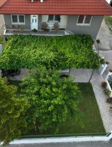 una vista aérea de un patio con una casa en Xrysa's House, en Aridaía