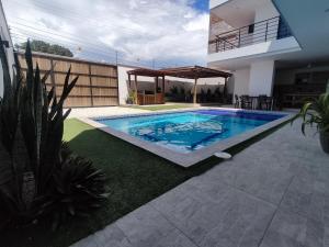 una piscina en el patio trasero de una casa en Cabaña Milagro Bonito, en Santa Marta