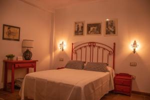 um quarto com uma cama com uma colcha branca em Hotel Casa de las Piedras em Grazalema