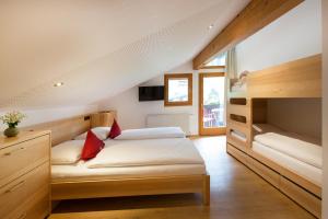 1 dormitorio con 2 camas en una habitación en Familienhotel Mateera Gargellen / Montafon en Gargellen