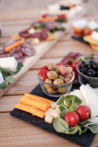 une table recouverte de différents types de fromage et de légumes dans l'établissement INSPIRE Villages - Marennes Oléron, à Marennes