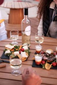 - une bouteille de vin assise au-dessus d'une table avec de la nourriture dans l'établissement INSPIRE Villages - Marennes Oléron, à Marennes