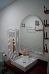 een badkamer met een wastafel en een spiegel bij Aguieira STAY in Castro Daire