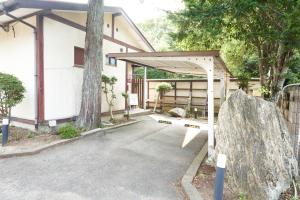 eine Garage mit einem Felsen vor einem Haus in der Unterkunft ホテル　モモ 